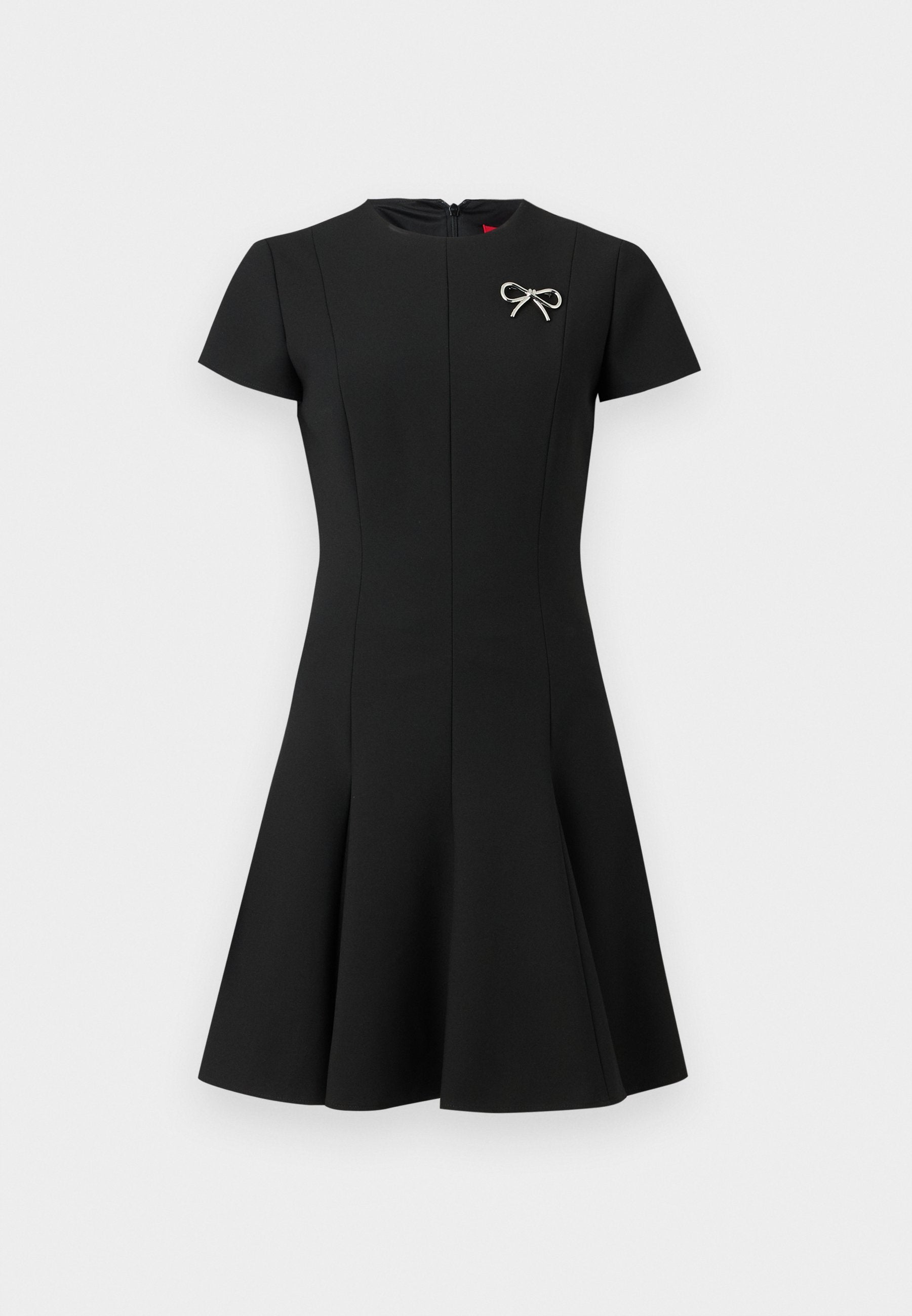 Schwarzes Kleid mit kurzen Ärmeln, eng anliegendem Oberteil, ausgestelltem Rock, Reißverschluss hinten und einem silbernen Schleifenakzent auf der linken Seite. Glatte Stoffoberfläche.