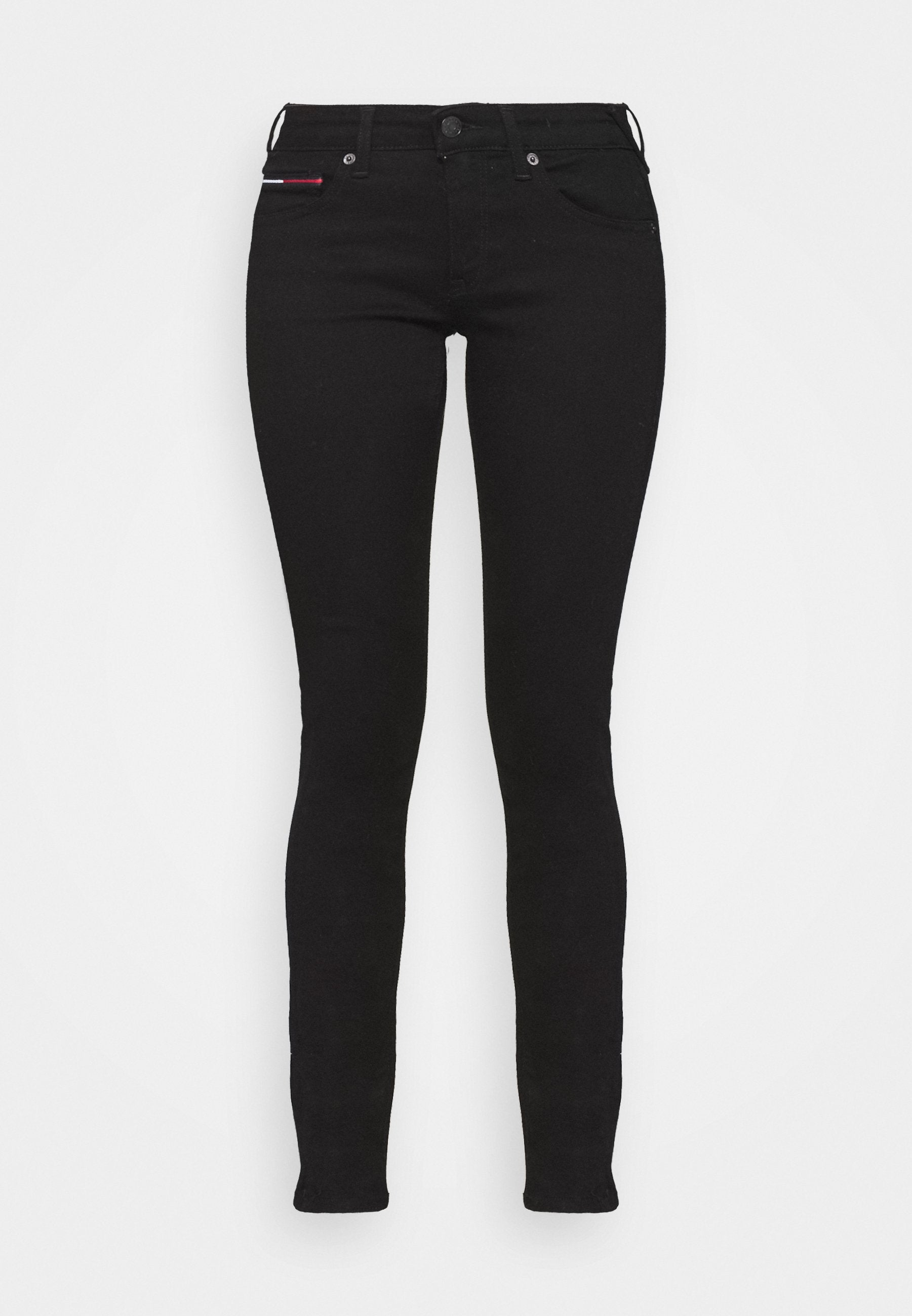 Schwarze schmale Jeans aus Stretch-Denim mit fünf Taschen, vorne mit einem Knopfverschluss und einem kleinen roten und weißen Logo-Akzent.