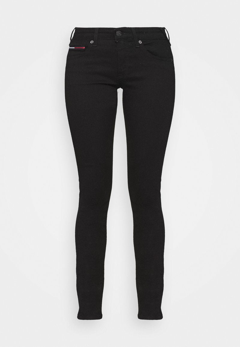 Schwarze schmale Jeans aus Stretch-Denim mit fünf Taschen, vorne mit einem Knopfverschluss und einem kleinen roten und weißen Logo-Akzent.