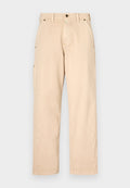 Beige Baumwollhose mit geradem Bein, ausgestattet mit Seitentaschen, Gürtelschlaufen und vorderem Knopfverschluss. Glatte Textur, minimalistisches Design.