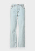 Hellblaue Denim-Jeans mit ausgestelltem Schnitt, Knopfverschluss, Fünf-Taschen-Design und dezenter Ausbleichung des Stoffs. Saubere, minimalistische Nähte setzen Akzente.