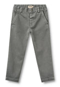 Graue Kinderhose mit Fronttaschen, Gürtelschlaufen, Knopfverschluss und einem Etikett mit der Aufschrift „Wheat“ an der Innenseite des Bunds.
