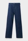 Dunkelblaue gerade geschnittene Jeans aus Denim mit einem klassischen Fünf-Taschen-Design, Knopfverschluss und sichtbaren Nähten entlang der Nähte.
