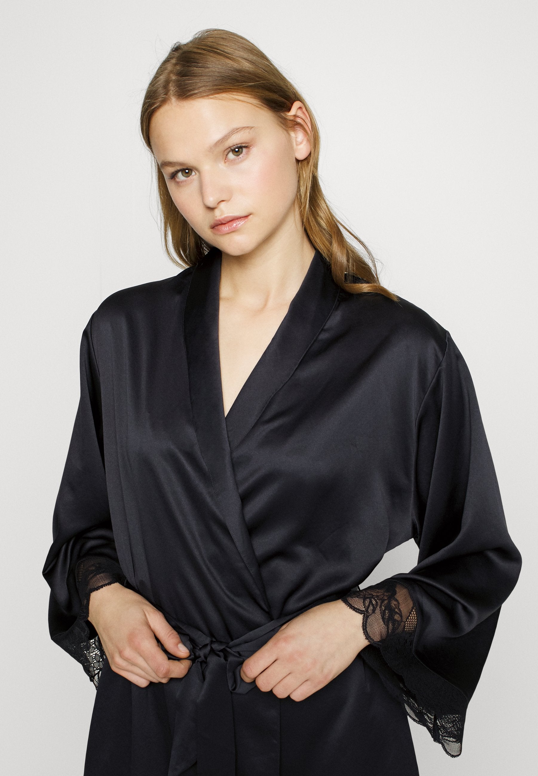 Chantelle MIDNIGHT FLOWERS OVER KIMONO