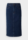 Denim-Midikleid in Dunkelblau mit geradem Schnitt, vorderen Taschen und kontrastierenden orangenen Nähten. Glatte Textur mit minimalen Details.