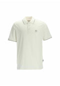 Weißes Poloshirt mit kurzen Ärmeln, ausgestattet mit einem kontrastierenden dunklen Besatz am Kragen und an den Ärmeln sowie einem kleinen Logo auf der linken Brust.