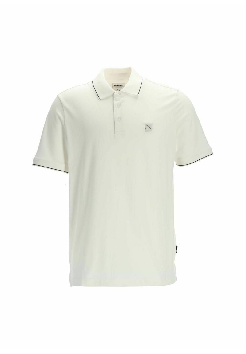 Weißes Poloshirt mit kurzen Ärmeln, ausgestattet mit einem kontrastierenden dunklen Besatz am Kragen und an den Ärmeln sowie einem kleinen Logo auf der linken Brust.