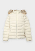 Elfenbeinfarbene Pufferjacke mit einer Kapuze aus Kunstpelz, Reißverschluss, horizontaler Steppung und Seitentaschen. Weicher Stoff und isolierte Passform.