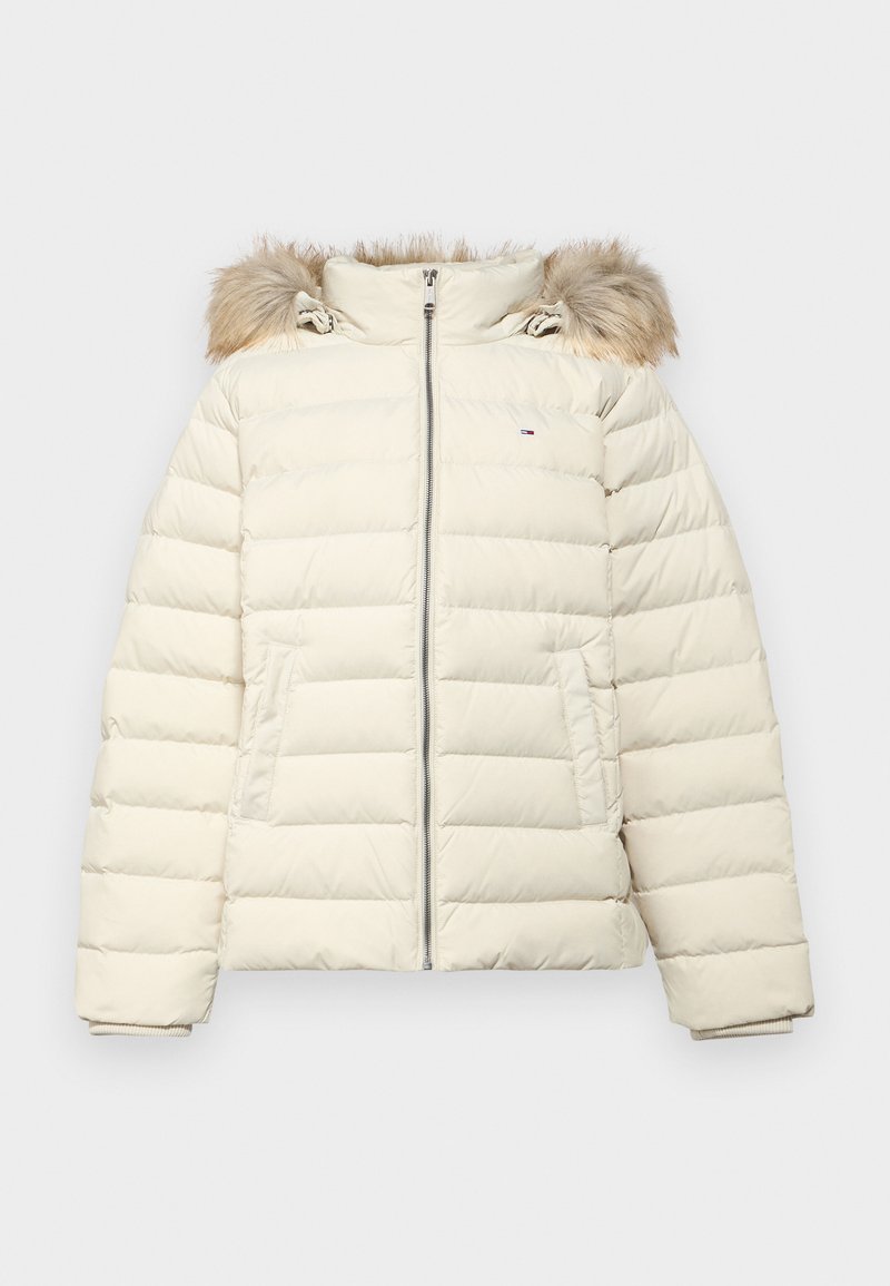 Elfenbeinfarbene Pufferjacke mit einer Kapuze aus Kunstpelz, Reißverschluss, horizontaler Steppung und Seitentaschen. Weicher Stoff und isolierte Passform.