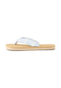 Flip-Flop-Sandalen mit einem hellblauen, gerippten Textilriemen und einer beigen Fußbett-Einlage. Mit einem kontrastierenden weißen Rand entlang der Sohle.