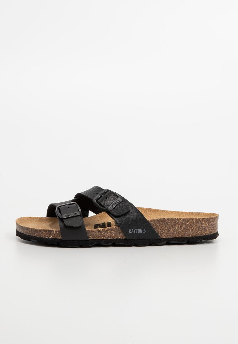 Schwarze Sandalen mit zwei verstellbaren Riemen, Korkfußbett, strukturiertem Sohle und Markierungsdetails auf den Riemen und dem Fußbett.