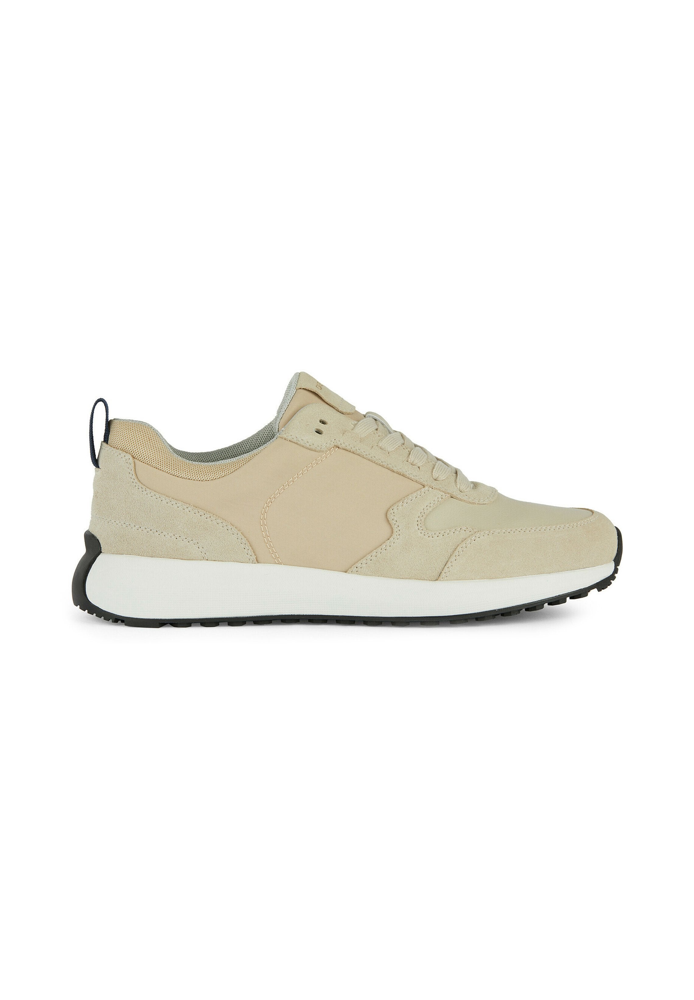 Beige Wildlederschuh mit strukturierter Oberfläche, kontrastierendem beigen Einsatz, weißer Zwischensohle und schwarzer Gummisohle. Mit Fersenschlaufe und Schnürsenkeln.