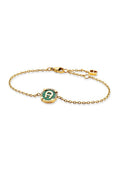 Goldfarbene Kettenarmband mit einem emaillierten runden Anhänger, der ein grünes "A" und umliegende klare Edelsteine zeigt. Einfaches Verschlussdesign zur Sicherung.