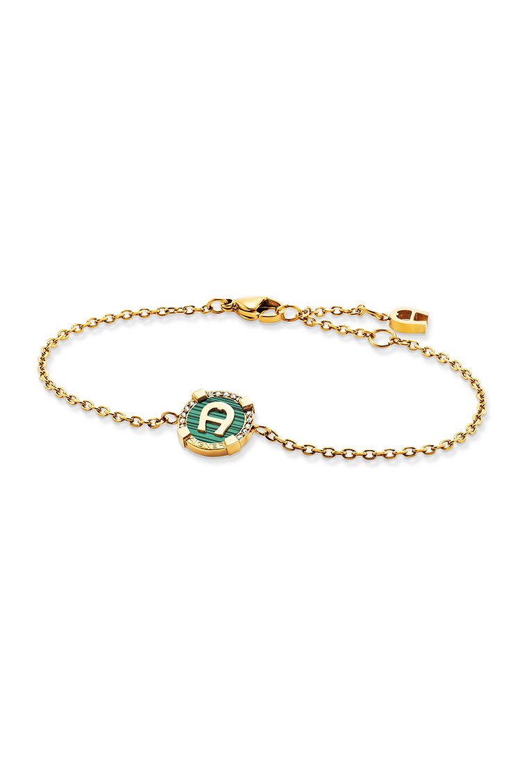 Goldfarbene Kettenarmband mit einem emaillierten runden Anhänger, der ein grünes "A" und umliegende klare Edelsteine zeigt. Einfaches Verschlussdesign zur Sicherung.