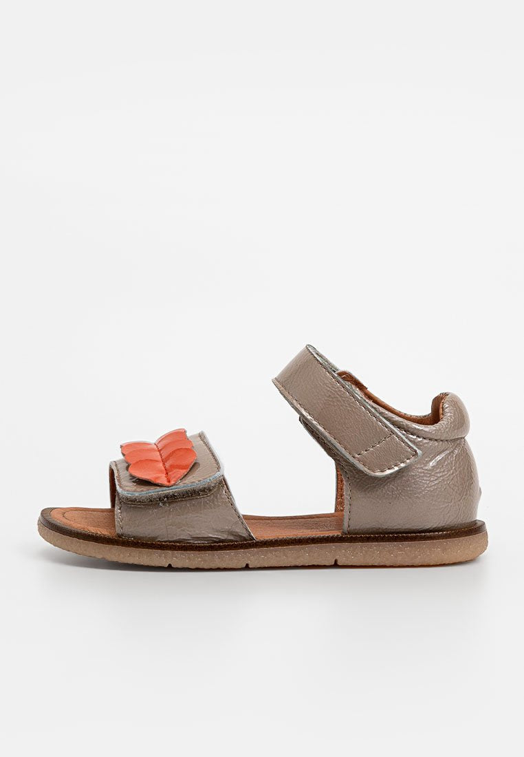 Hellbraune Leder-Sandale mit zwei verstellbaren Riemen. Verfügt über einen orangefarbenen, gewellten Akzent an der Spitze. Flache Sohle, offenes Design für Atmungsaktivität.