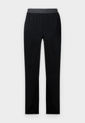 Schwarze lange Hose aus weichem Stoff mit elastischem Bund und einem dezenten grauen Logo. Gerade Beinführung ohne Verzierungen.