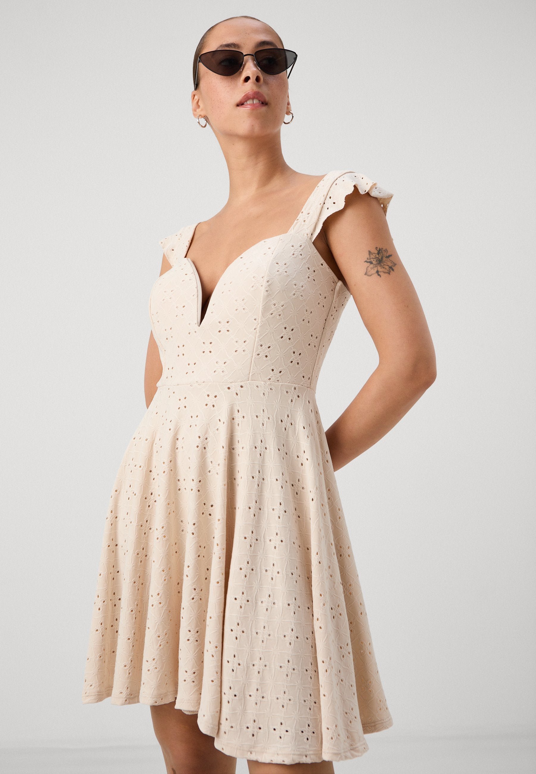 WAL G PETITE NATADDIA V NECK SUMMER DRESS