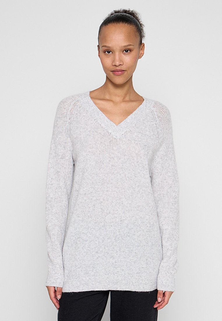 Hellgrauer Strickpullover mit V-Ausschnitt, langen Ärmeln und gerippter Struktur. Verfügt über leichte Farbnuancen und ein locker sitzendes Design.