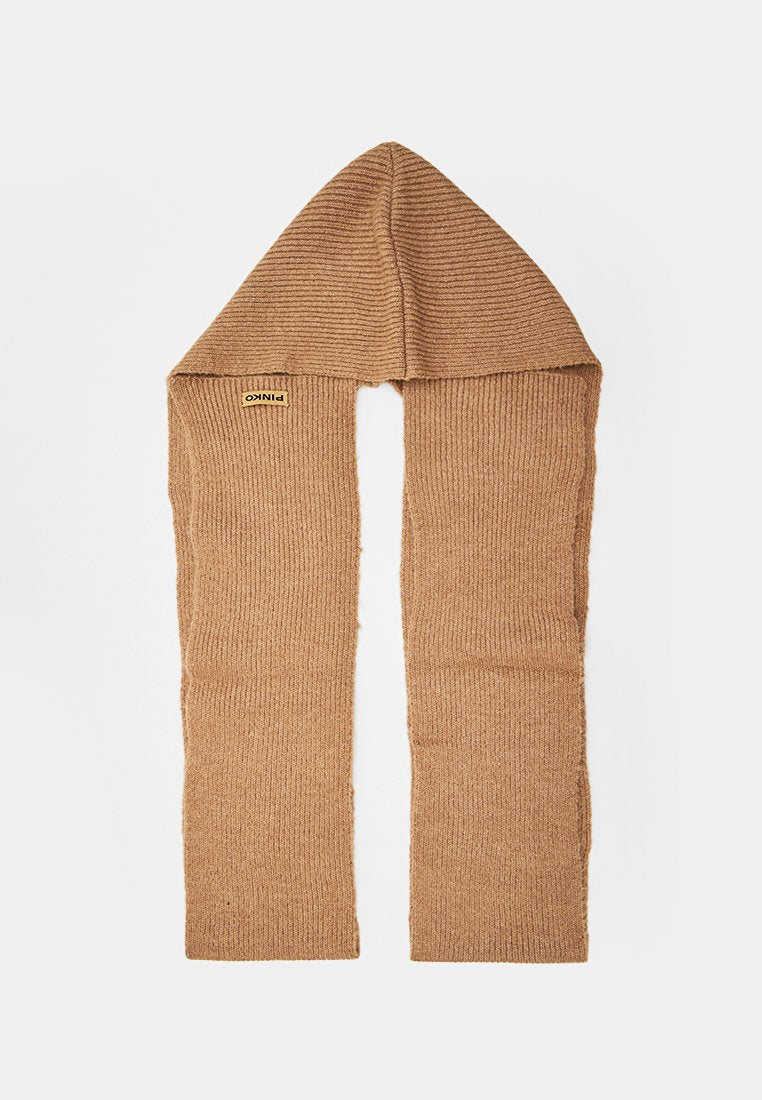 Hellbrauner gestrickter Kapuzen-Schal flach ausgelegt, mit einem kleinen gelben "PINKO"-Etikett auf einer Seite.