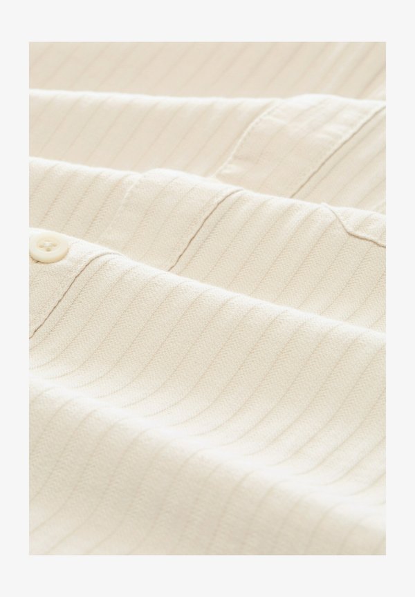 TOM TAILOR LOOSE STRUCTURED SHIRT - Shirt - off white stripe structure