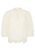 Weiße Bluse mit puffärmel, die mit gestickten Durchbruchs-Mustern und einem Schlüssel-ausschnitt verziert ist. Weicher, leichter Stoff mit gewelltem Saum.