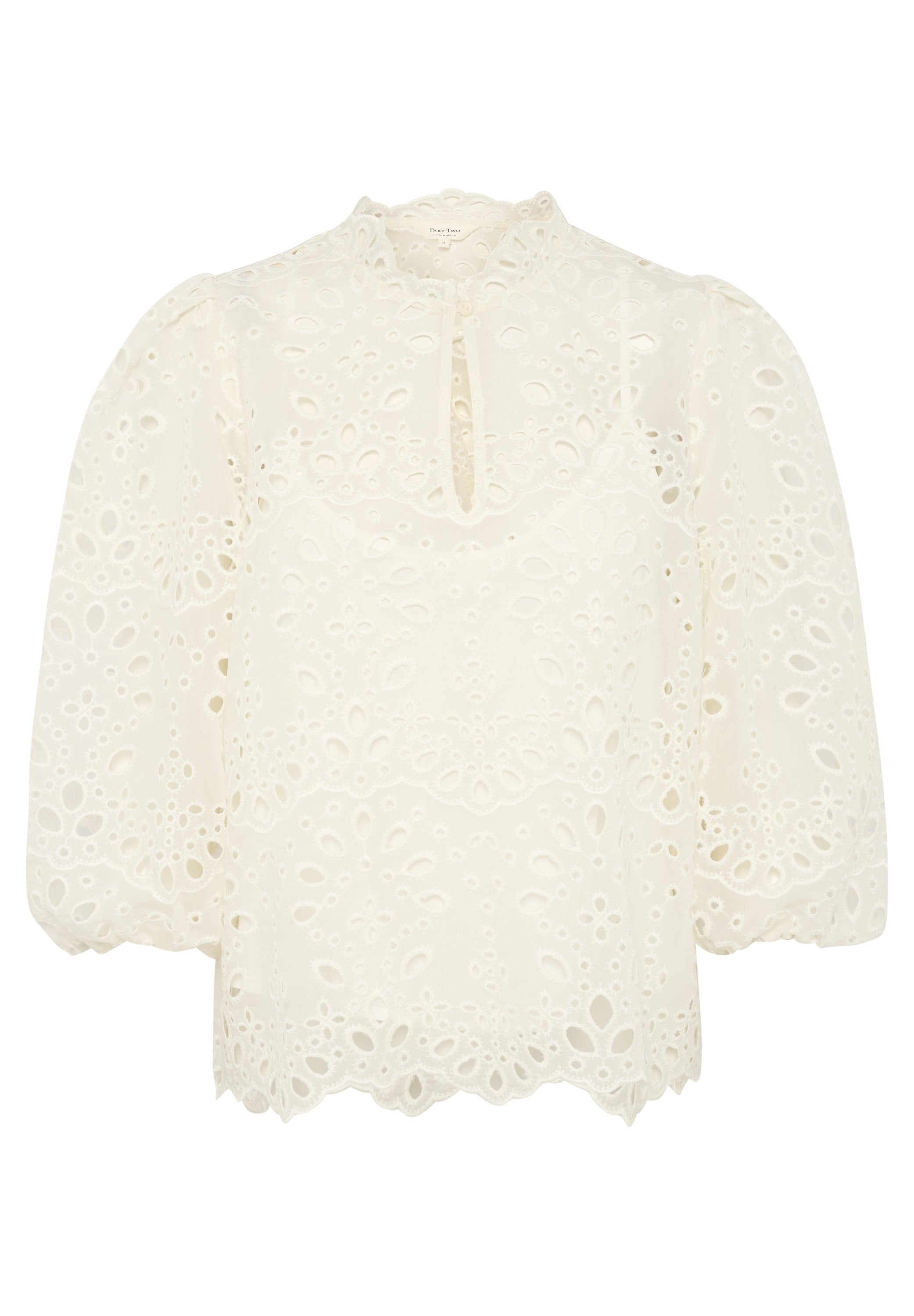 Weiße Bluse mit puffärmel, die mit gestickten Durchbruchs-Mustern und einem Schlüssel-ausschnitt verziert ist. Weicher, leichter Stoff mit gewelltem Saum.