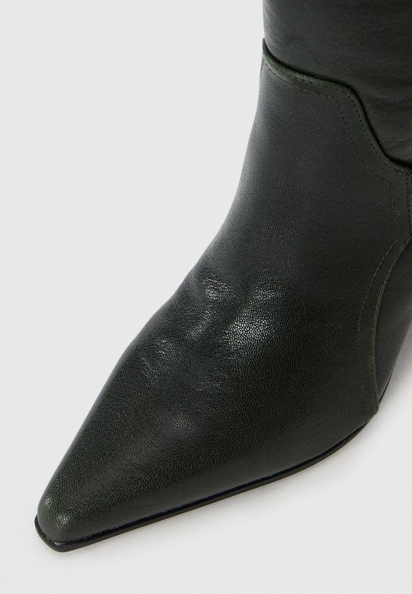 ALDO SADDLE