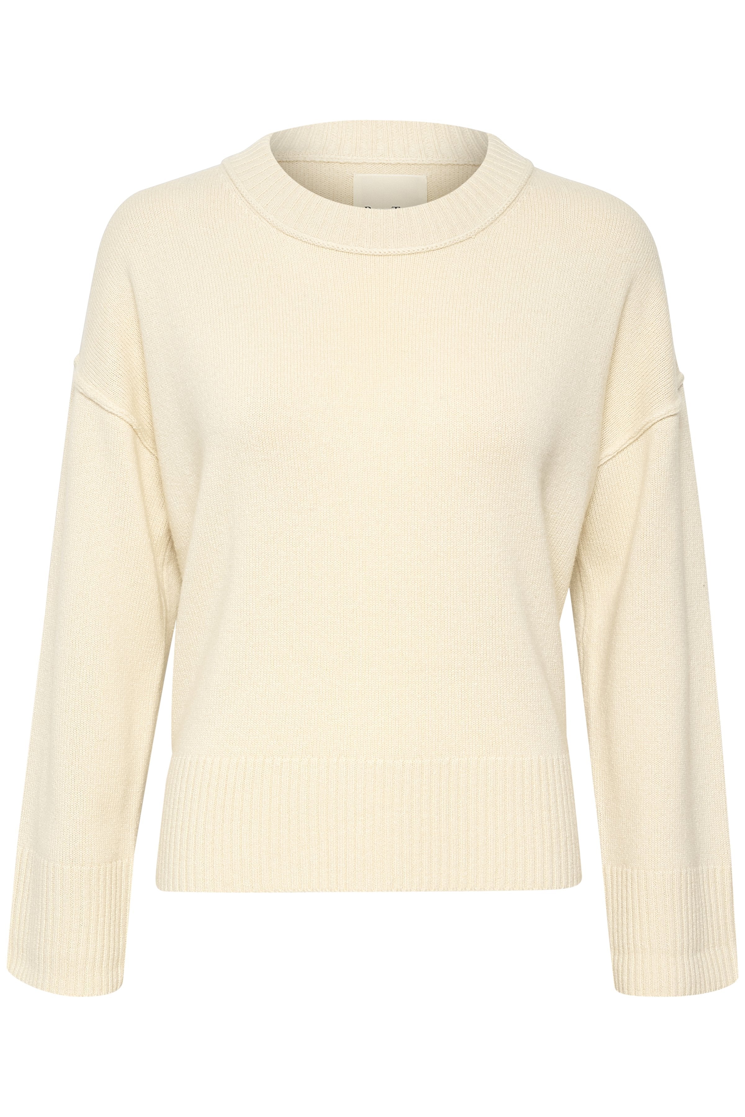 Cremefarbener Strickpullover mit geripptem Rundhalsausschnitt, überschnittenen Schultern und gerippten Bündchen und Saum. Weiche Textur und lockere Passform.