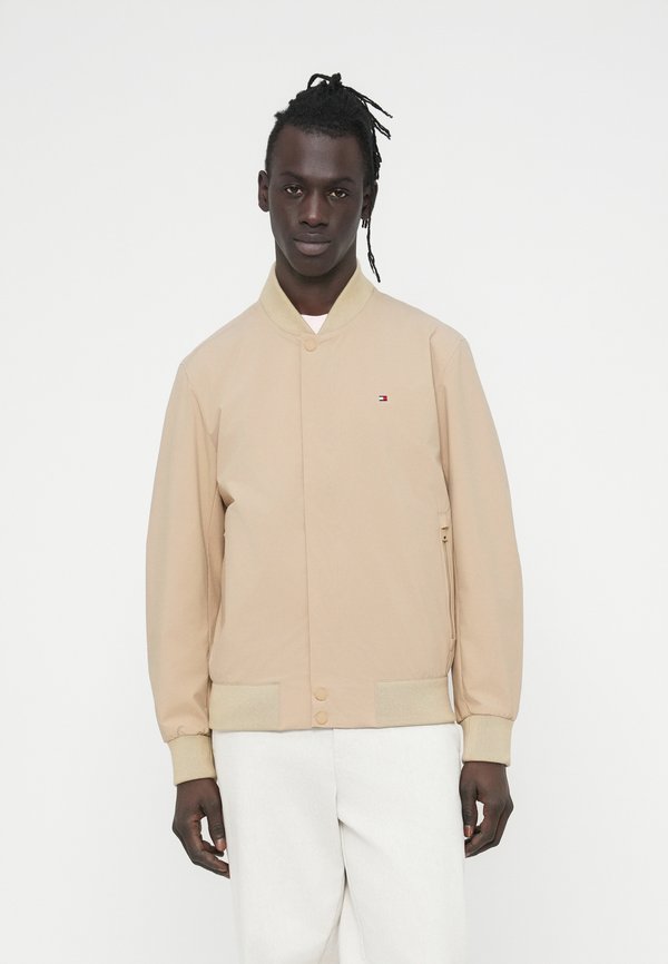 Tommy Hilfiger PERFORMANCE WATER REPELLENT RELAXED BOMBER JACKET - Light jacket - sandalwood