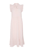 Helles pinkes Kleid mit einem texturierten Muster, Rüschensleeves, einem hohen Kragen mit Bindeband und einem fließenden Saum. Hergestellt aus einem weichen Stoff.