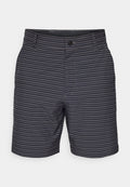 Grau gestreifte Shorts mit glatter Textur, die horizontale Linien in verschiedenen Schattierungen aufweisen. Einfache Knopfverschluss und seitliches Taschen-Detail.