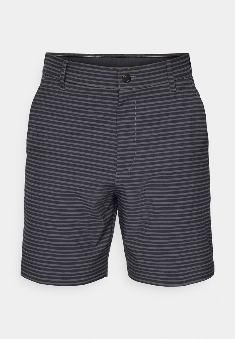 Grau gestreifte Shorts mit glatter Textur, die horizontale Linien in verschiedenen Schattierungen aufweisen. Einfache Knopfverschluss und seitliches Taschen-Detail.
