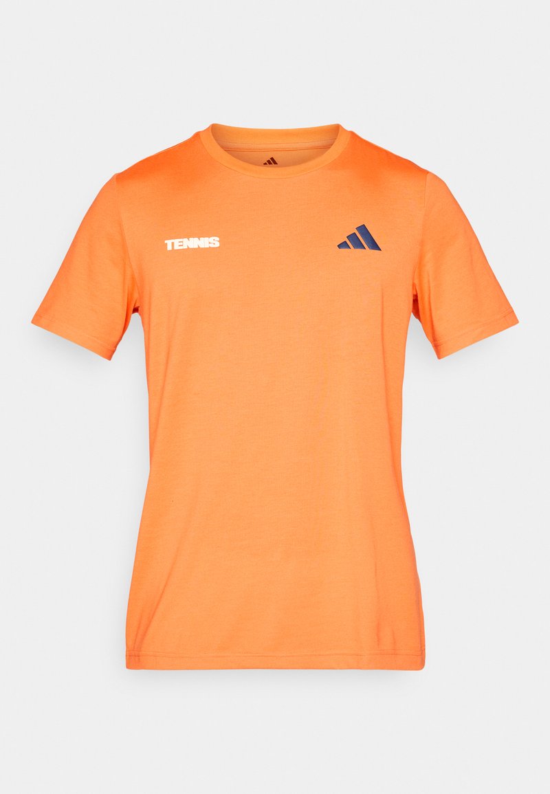 Oranges Baumwoll-T-Shirt mit Rundhalsausschnitt, darauf steht "TENNIS" in Weiß gedruckt und ein dunkelblaues Adidas-Logo auf der Brust.