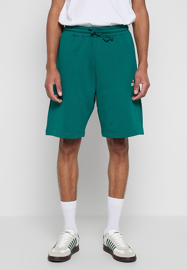 Grüne Sportshorts aus strukturiertem Stoff mit elastischem Bund, Kordelzug und einem kleinen Logodetail am linken Bein.
