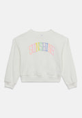 Weißes Sweatshirt mit langen Ärmeln, gerippten Bündchen und dem Schriftzug "SUNSHINE" in mehrfarbigen, gepunkteten Buchstaben auf der Brust.