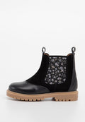 Schwarze Knöchelstiefel mit Gummisohle, die ein elastisches Panel mit floralen Mustern und eine glatte Lederzehe aufweisen. Strukturierte Wildleder-Akzente sind vorhanden.