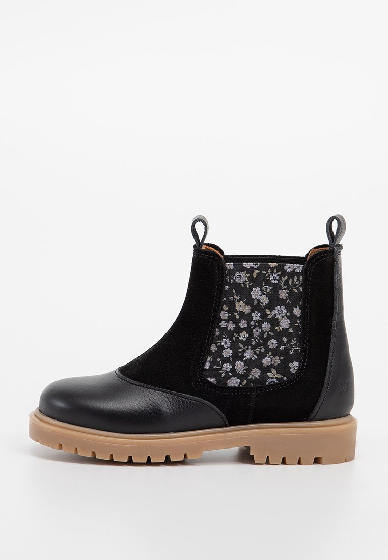 Schwarze Knöchelstiefel mit Gummisohle, die ein elastisches Panel mit floralen Mustern und eine glatte Lederzehe aufweisen. Strukturierte Wildleder-Akzente sind vorhanden.