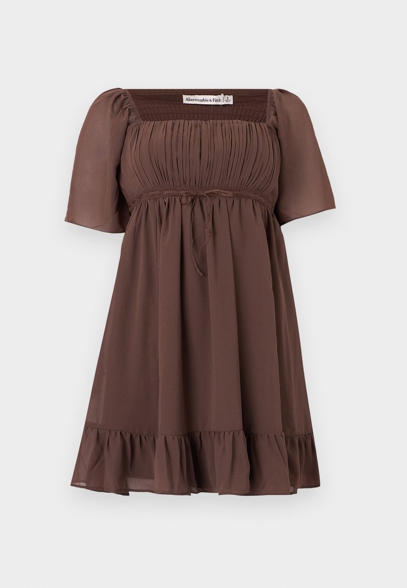 Braunes kurzärmeliges Kleid mit quadratischem Ausschnitt, gerafftem Oberteil, Taillenschleife und Rüschensaum, aus leichtem Stoff gefertigt.