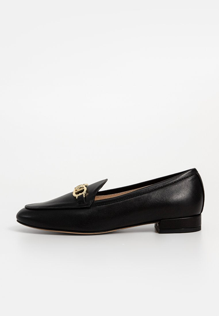 Schwarze Lederloafer mit spitzer Zehenform, ausgestattet mit einem goldenen Logoakzent auf dem Blatt und einem niedrigen rechteckigen Absatz. Glatte Textur über die gesamte Fläche.