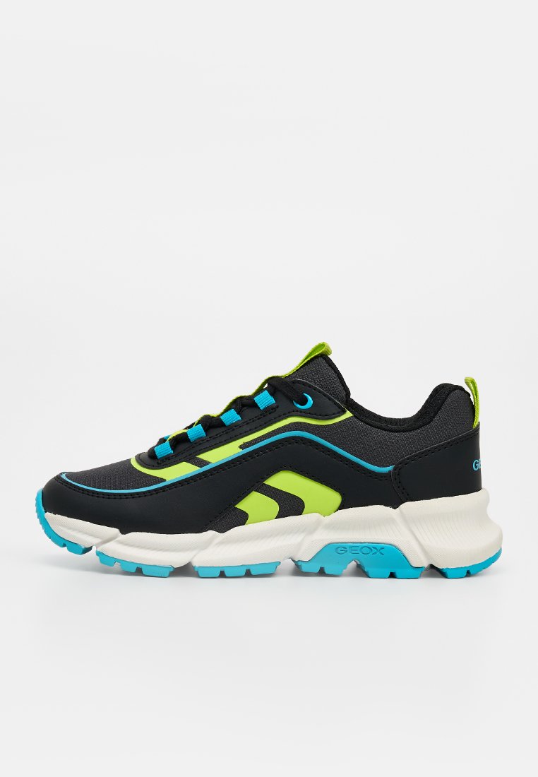 Schwarzer und neongrüner Sportschuh mit blauen Akzenten und weißer Sohle, von der Seite vor einem einfarbigen Hintergrund dargestellt.