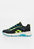 Schwarzer und neongrüner Sportschuh mit blauen Akzenten und weißer Sohle, von der Seite vor einem einfarbigen Hintergrund dargestellt.