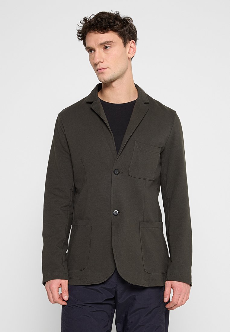 Dunkelgrüne, leichte Blazer aus weichem Baumwollstoff. Verfügt über einen einzelnen Knopfverschluss, Reverskragen und zwei vordere Taschen.