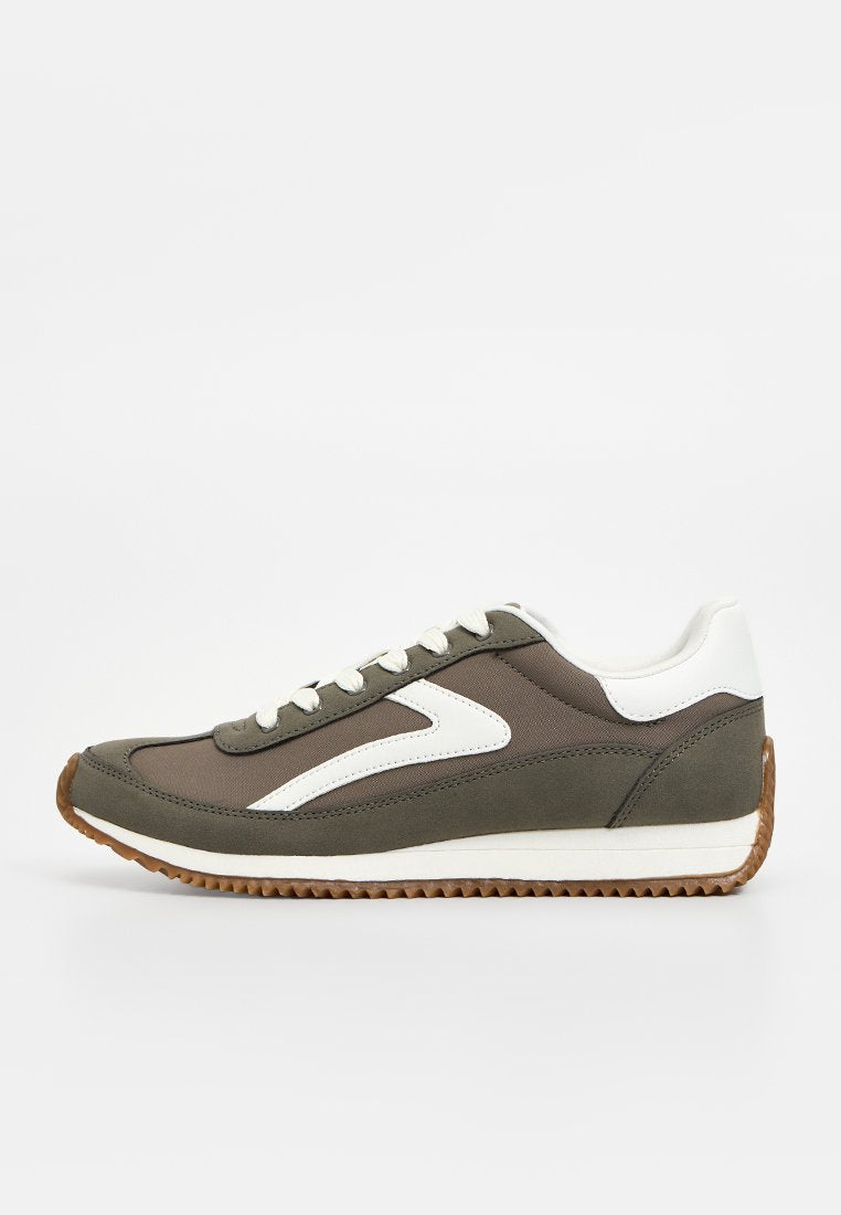 Grüne und weiße Sneaker im Low-Top-Design, mit Obermaterial aus Synthetik, strukturiertem Zehenkappen und Gummisohle mit eingeprägtem Profil.