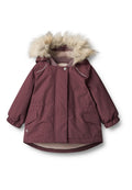 Burgunderfarbener Parkajacke mit einer Kapuze aus Kunstfell, elastischen Bündchen, zwei Vordertaschen und einem weichen Innenfutter. Mit Druckknopf- und Reißverschlussverschluss.