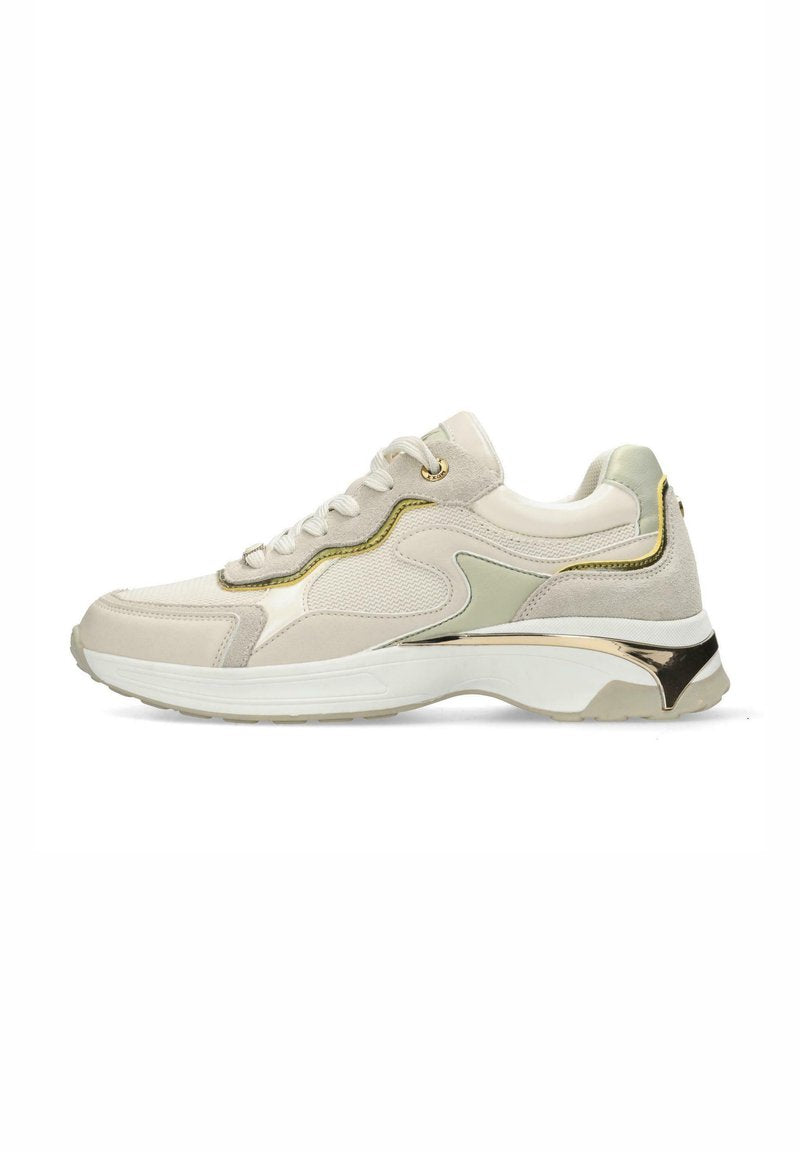 Beige Sportschuh aus Wildleder und Mesh-Materialien, mit goldenen Akzenten, Schnürverschluss und einer dicken weißen Sohle mit metallischen Details.