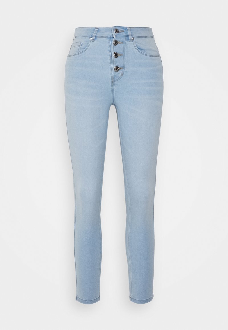 Hellblaue High-Waist-Jeans mit einem Fünf-Knopf-Verschluss vorne, klassischer Denim-Struktur und taillierten Beinen, die über dem Knöchel enden.