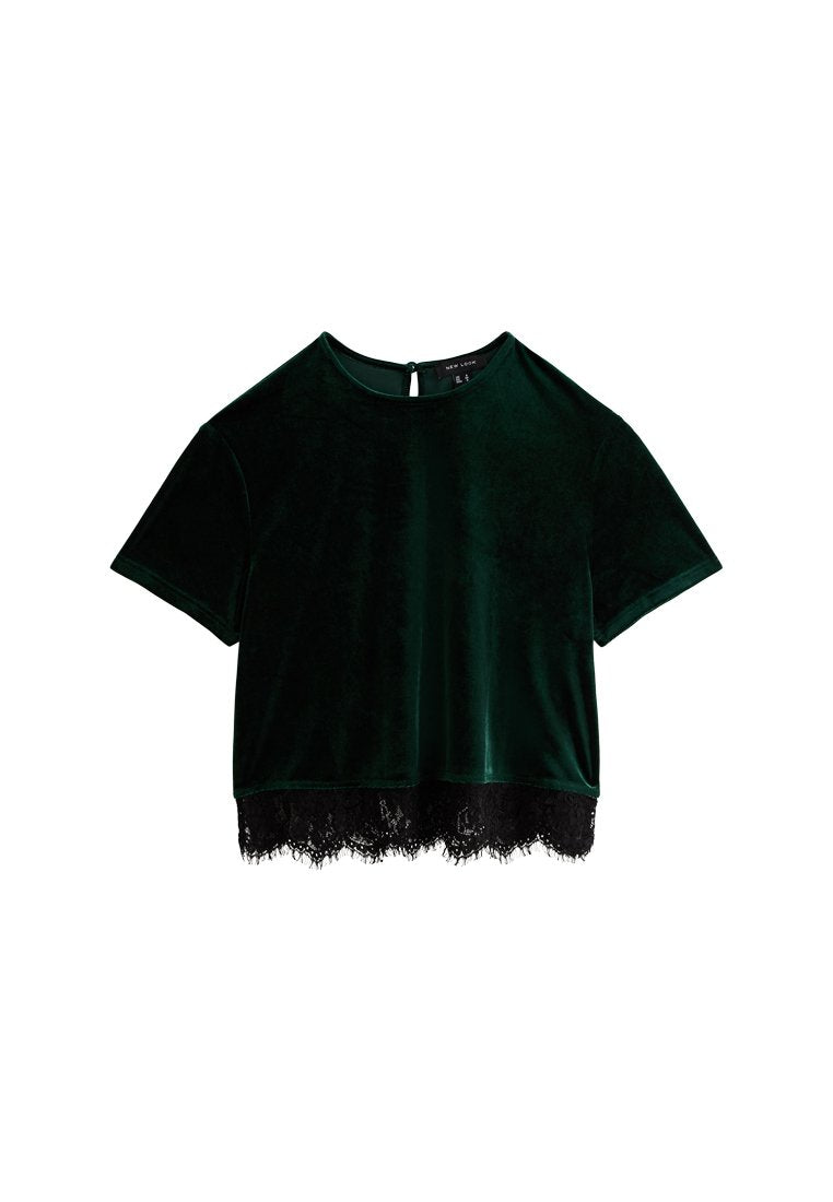 Kurzärmliges grünes Samt-Crop-Top mit schwarzem Spitzenabschluss und einem kleinen Schlüsselloch hinten. Glatte Textur, schlichtes Design.