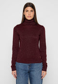 Weinroter Rollkragenpullover mit metallischem Glanz, langen Ärmeln und figurbetontem Schnitt. Hergestellt aus weichem, strukturiertem Stoff. Kleines Logodetail am Saum.