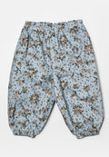 Blaue Hosen mit floralen Mustern und elastischem Bund. Sie haben kleine Rosen und grüne Blätter, geraffte Bündchen an den Knöcheln und einen leichten Stoff.