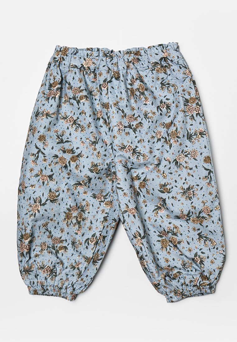 Blaue Hosen mit floralen Mustern und elastischem Bund. Sie haben kleine Rosen und grüne Blätter, geraffte Bündchen an den Knöcheln und einen leichten Stoff.